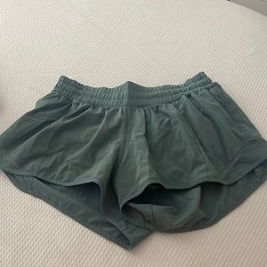 Women’s lululemon hotty hot low rise short 2.5”